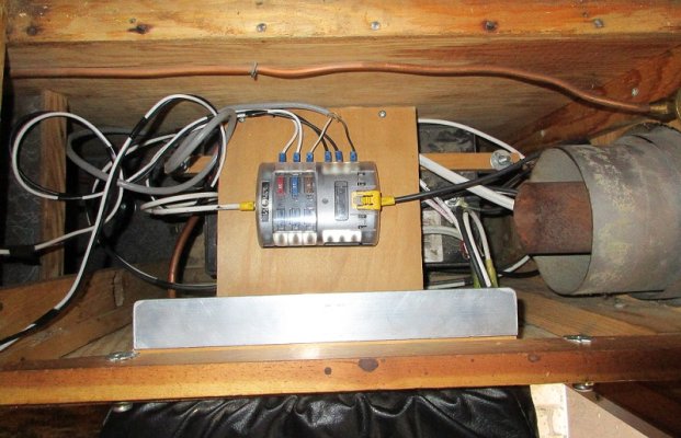 fuse board mounted above battery.jpg