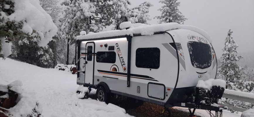 trailer in snow 1a.jpg