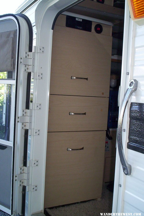 2 drawers 1, bottom door