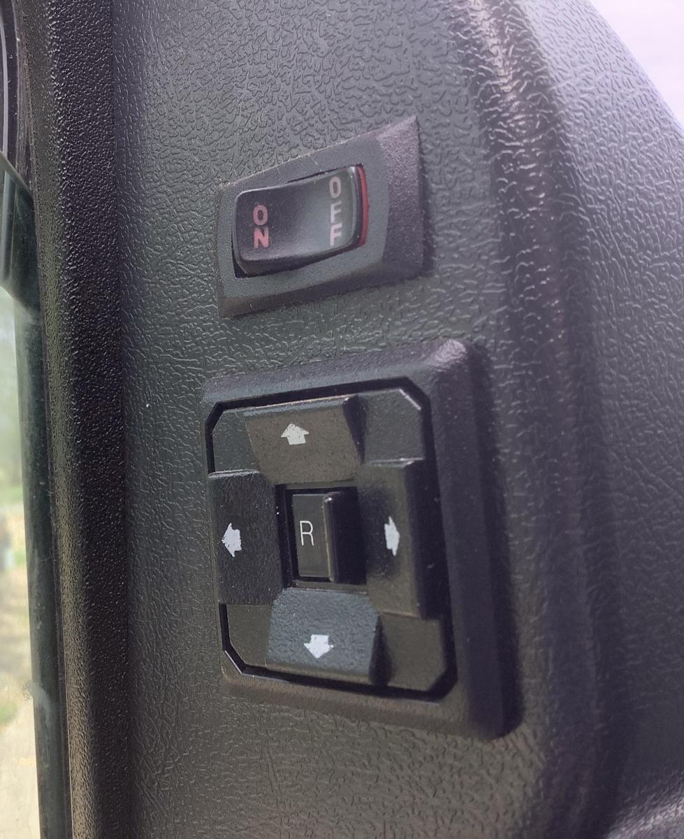 2004 E350 rear view mirror control with heated mirror on/off switch.