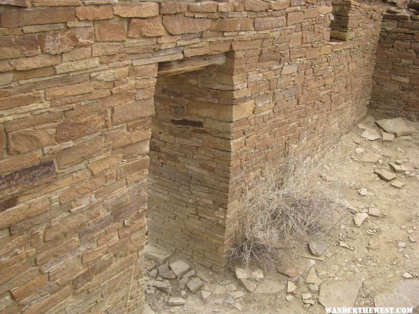 Una Vida doorway showing the excellent stone work of Chaco.